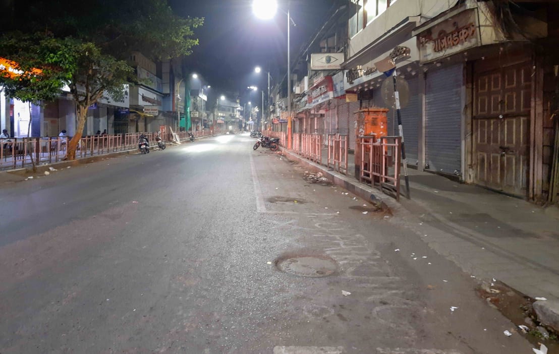 पुण्यात रात्री ११ ते सकाळी ६ वाजेपर्यंत नागरिकांना फिरण्यास बंदी घालण्यात आली आहे. (छायाचित्र/Express photograph by Ashish Kale)