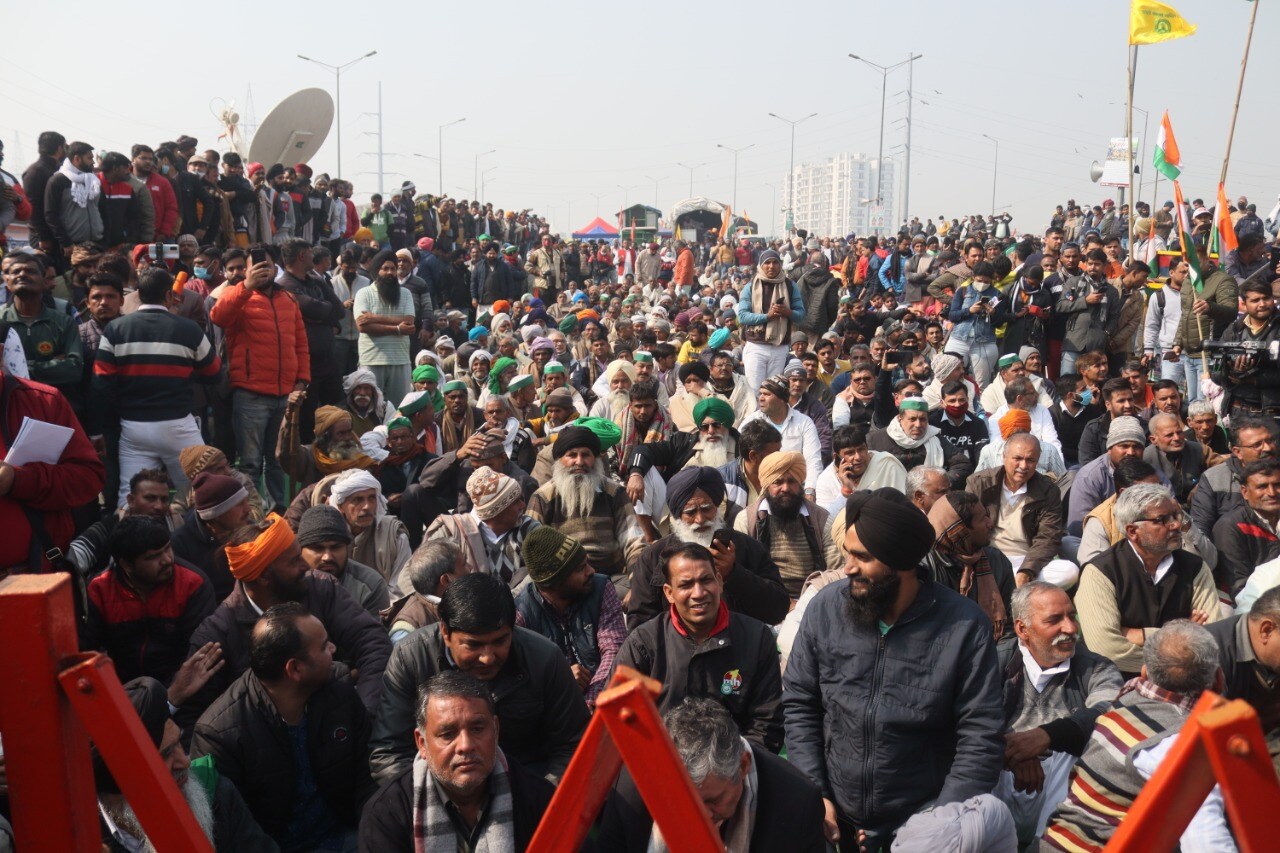 भारतीय किसान यूनियनचे सदस्य आणि त्यांचे नेता राकेश टिकैत यांनी गाजीपूर येथील यूपी गेटजवळ आंदोलन कायम ठेवण्याची हाक दिली आहे.