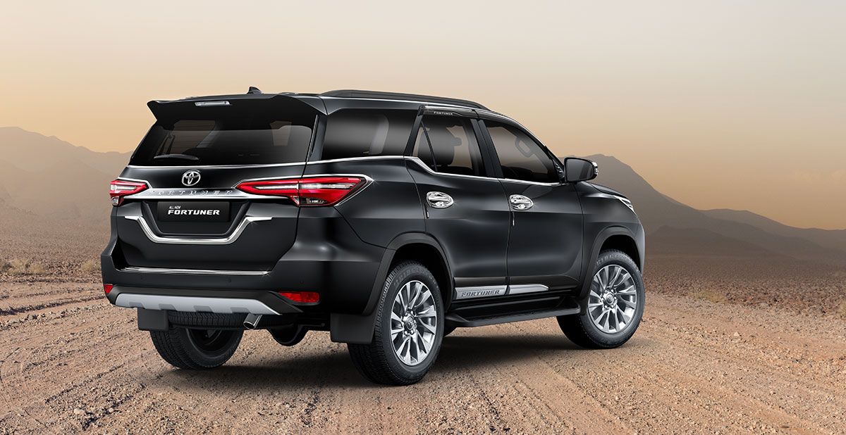 2021 Toyota Fortuner Facelift Look Features : टोयोटा फॉर्च्यूनर फेसलिफ्ट लूक आणि डिझाइनमध्ये खूपच आकर्षक आहे. या फूल साइज एसयूव्हीमध्ये नवीन हेडलँप, नवीन एलईडी टेललँप, 18 इंचाचे नवीन अलॉय व्हील्ज, मोठे फ्रंट ग्रिल आणि नवीन रिअर बंपर आहेत.