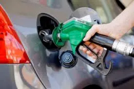 अंगोला देशामध्ये तर प्रती लीटर पेट्रोलसाठी २० रुपयांहून कमी पैसे मोजावे लागतात. येथे १७.८२ रुपयांना एक लीटर पेट्रोल मिळतं.