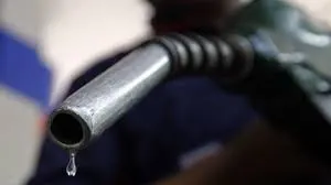नेपाळ या छोट्या आकाराच्या देशामध्ये पेट्रोल ६८.९८ रुपये लीटर दराने मिळते.