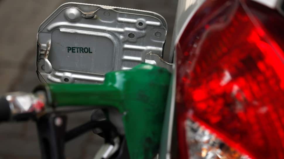 बांगलादेशमध्ये पेट्रोलचा दर ७६.४१ रुपये प्रती लीटर इतका आहे.