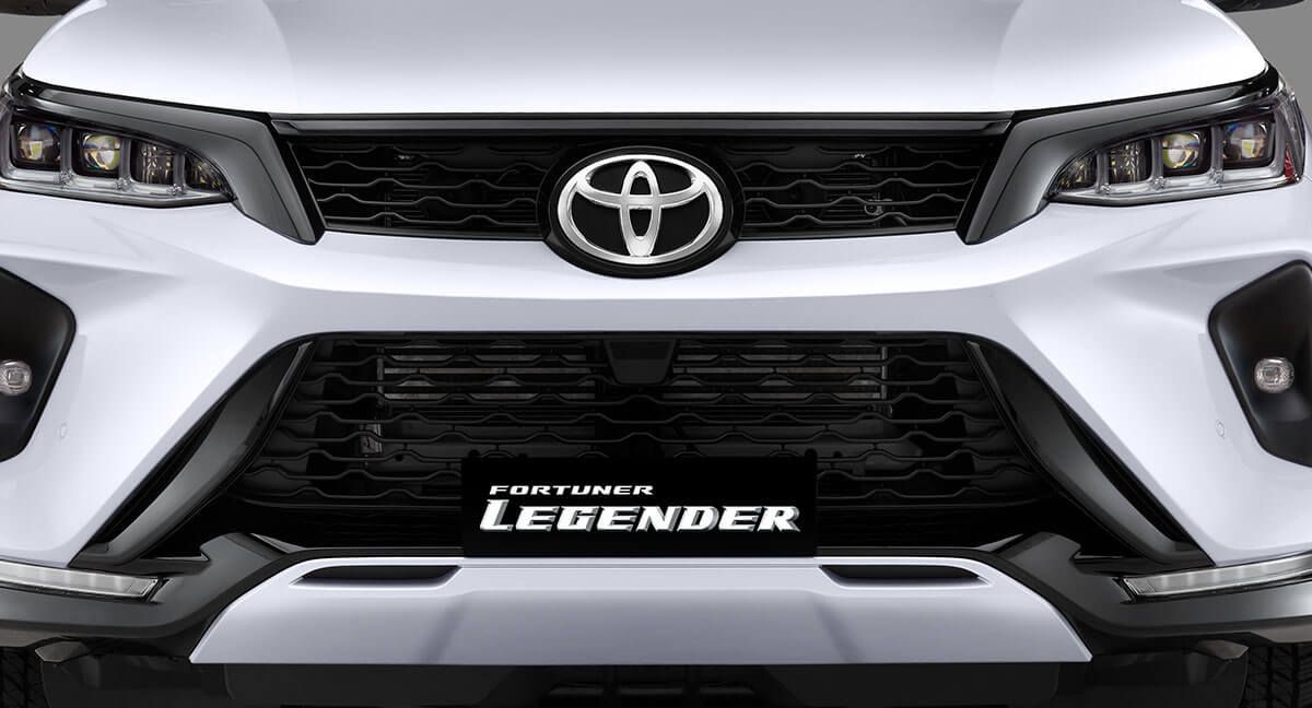 Fortuner Legender : टोयोटाने भारतीय रस्ते आणि लोकांच्या आवडीचा विचार करुन टोयोटा फॉर्च्यूनरसाठी जास्त स्पोर्टी आणि एक सुप्रीम व्हेरिअंट Toyota Legender देखील लाँच केले आहे. लूक आणि फिचर्समध्ये Fortuner Legender जबरदस्त असून यामध्ये ग्राहकाच्या कम्फर्ट लेवलवर विशेष लक्ष देण्यात आलंय. कनेक्टेड फिचर्स व वायरलेस चार्जिंगसारखे अनेक फिचर्स यामध्ये आहेत.