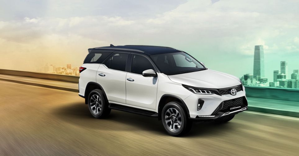 याशिवाय कंपनीने 2021 Toyota Fortuner Facelift ला 2.7 लीटर पेट्रोल इंजिनमध्येही लाँच केलंय. हे इंजिन 166bhp ची पॉवर जनरेट करतं. या एसयूव्हीसाठी मॅन्युअल आणि ऑटोमॅटिक दोन्ही ट्रांसमिशनचे पर्याय आहेत.