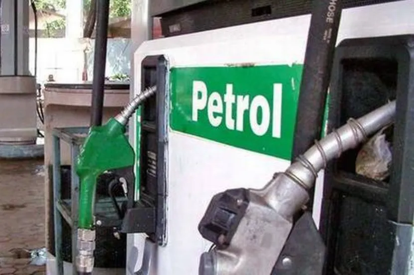 पाकिस्तानमध्ये पेट्रोल ५१ रुपये लीटरच्या आसपास आहे तर चीनमध्ये ७४.७४ रुपये लीटर पेट्रोल मिळत आहे. एका देशात तर चक्क १ रुपया ४५ पैसे दराने एक लीटर पेट्रोल मिळत आहेत. जगात कुठे आणि किती दराने पेट्रोल मिळत आहे हे जाणून घेऊयात.