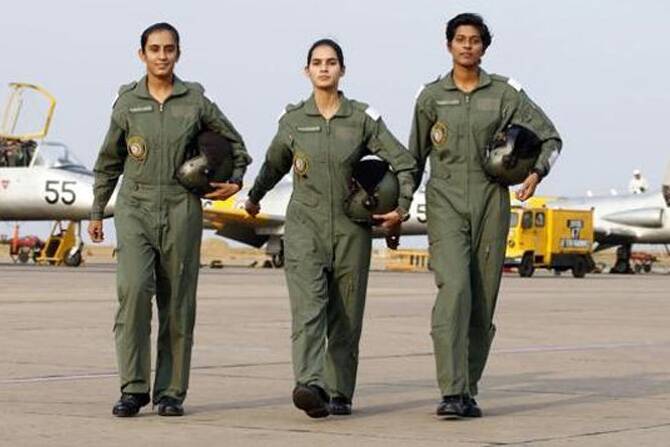 अवनी चतुर्वेदी, भावना कांत आणि मोहना सिंग: भारताच्या इतिहासात पहिल्यांदाच फायटर पायलट ‘सुपरसॉनिक फायटर जेट’ विमानं उडवणाऱ्या महिला.