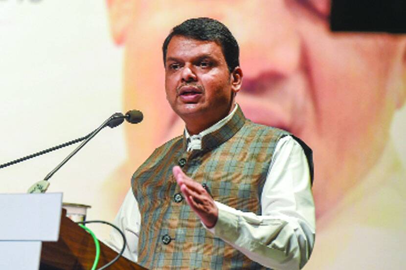 मागील काही दिवसांपासून राज्यातील राजकीय घडामोडींमध्ये फ्रण्टफूटवर खेळणारे विधानसभेचे विरोधी पक्ष नेते देवेंद्र फडणवीस गुरुवारी खरोखरच क्रिकेटच्या मैदानात दिसले.