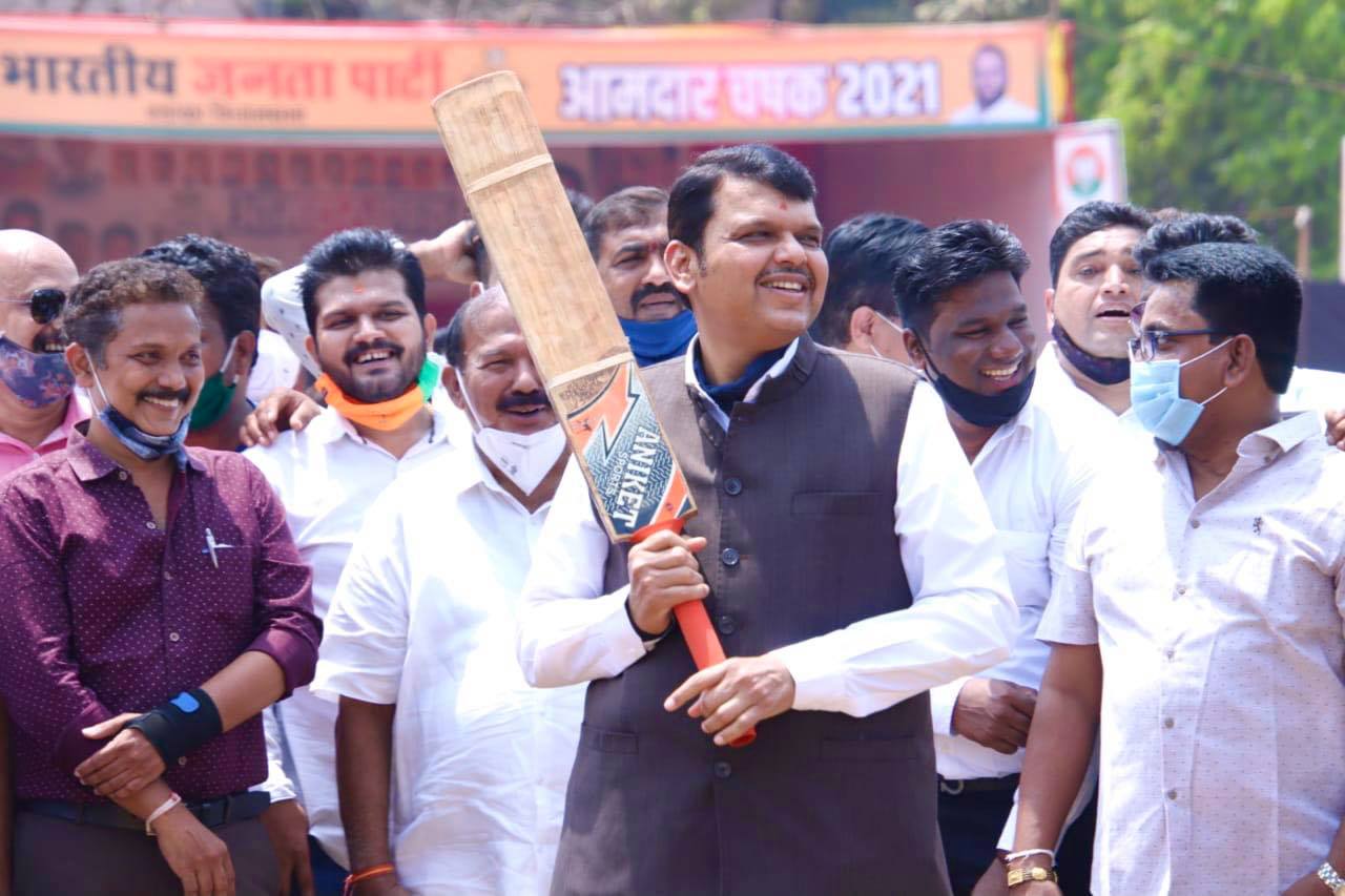 फडणवीस थेट बॅट हाती घेऊन मैदानात उतरण्यासाठी निमित्त होतं, भाजपा वडाळा विधानसभा मतदारसंघाच्या वतीने आयोजित करण्यात आलेल्या ओव्हर आर्म क्रिकेट स्पर्धेचं.