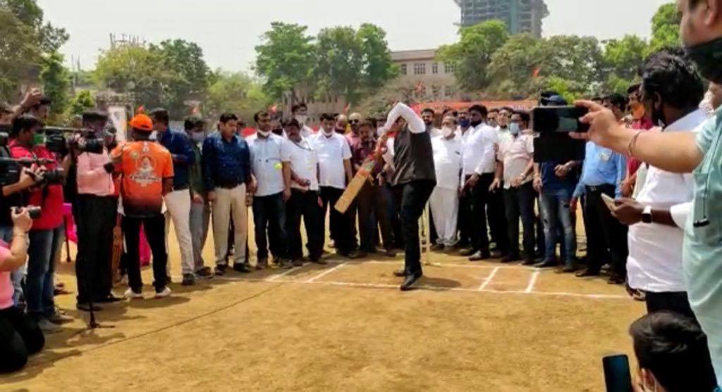गुरुवारी मुंबईमधील दादर येथे फडणवीस यांच्यात दडलेल्या क्रिकेटपटूची झलक पहायला मिळाली ती पुरंदरे मैदानावर.