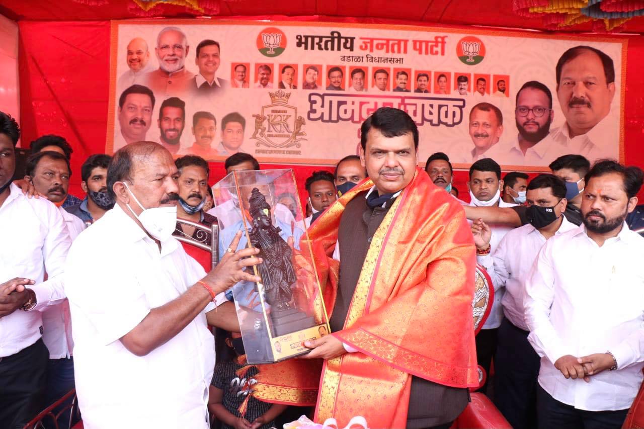 यावेळी मंचावर फडणवीस यांना विठ्ठलाची मूर्ती देऊन त्यांचं स्वागत करण्यात आलं.