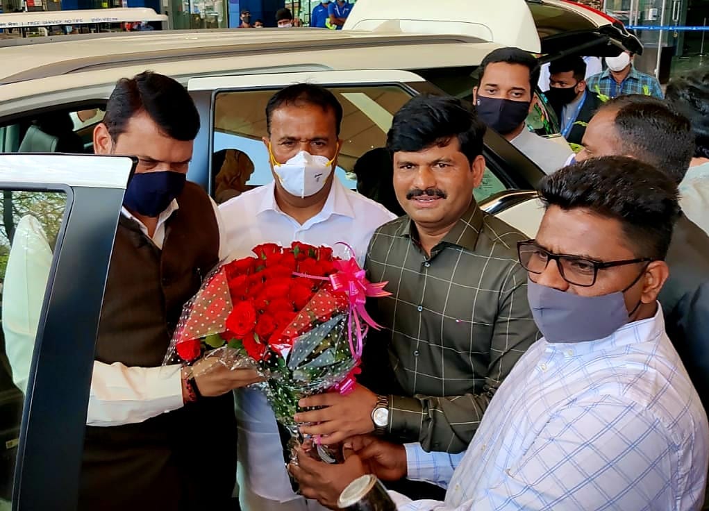 मागील काही दिवसांपासून एमपीएससी विद्यार्थ्यांच्या आंदोलनामधील सहभागामुळे चर्चेत असणारे विधानपरिषदेचे भाजपा आमदार गोपीचंद पडळकर पुन्हा एकदा चर्चेत आहेत. मात्र या चर्चेचं कारण ठरलं आहे त्यांचा विधानसभेचे विरोधी पक्ष नेते देवेंद्र फडणवीस यांच्यासोबतचा हा वर दिसणारा फोटो.