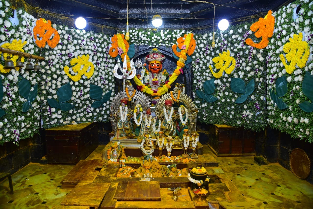 श्रीक्षेत्र जेजुरी येथील खंडोबा गडावरील गुप्त शिवलिंगाचे दरवाजे बुधवारी मध्यरात्री उघडण्यात आले. वर्षातून फक्त महाशिवरात्रीला ही गुप्त शिवलिंगे उघडली जातात. प्रशासनाने दिलेल्या आदेशानुसार मोजके पुजारी व मानकरी यांच्या हस्ते तिन्ही शिवलिंगावर अभिषेक-पूजा करण्यात आली. शिवलिंगाचे दर्शन घेताना गर्दी होऊ नये म्हणुन यात्रेवर बंदी घालण्यात आली होती.