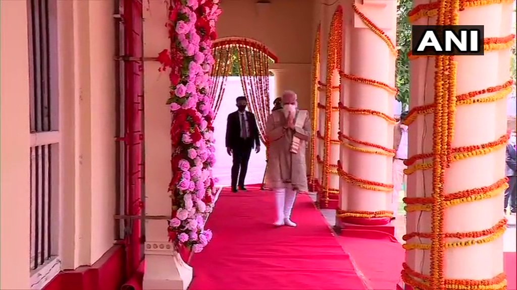 बांगलादेश दौऱ्यावर असणाऱ्या पंतप्रधान नरेंद्र मोदी यांनी आज ५१ शक्तिपीठांपैकी एक असणाऱ्या इश्वरीपूर येथील प्राचीन जशोरेश्वरी काली मंदिराला भेट दिली. (सर्व फोटो: एएनआय आणि ट्विटरवरुन साभार)