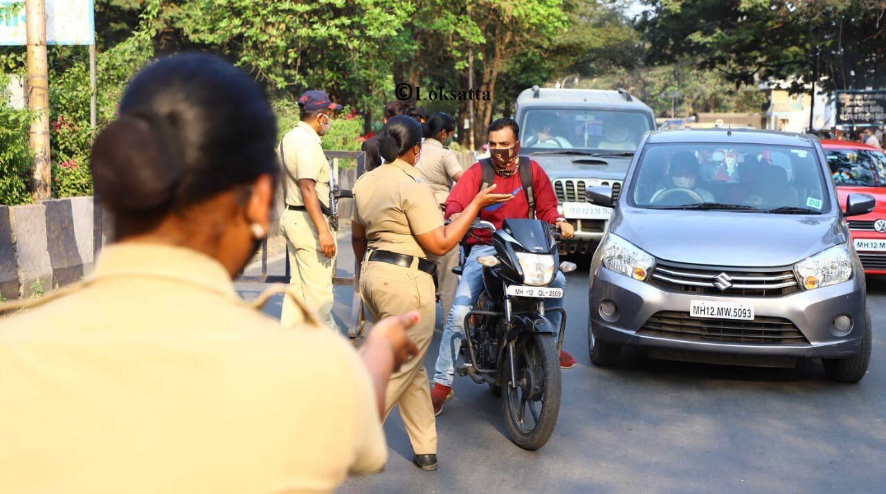 पुण्यामध्ये करोनाबाधितांच्या संख्येत झपाट्याने वाढ होताना दिसत आहे. याच पार्श्वभूमीवर मास्क न घालणाऱ्यांविरोधात पोलिसांनी काठोर कारवाई करण्यास सुरुवात केलीय. (सर्व फोटो > पवन खेंगरे. एक्सप्रेस फोटो)