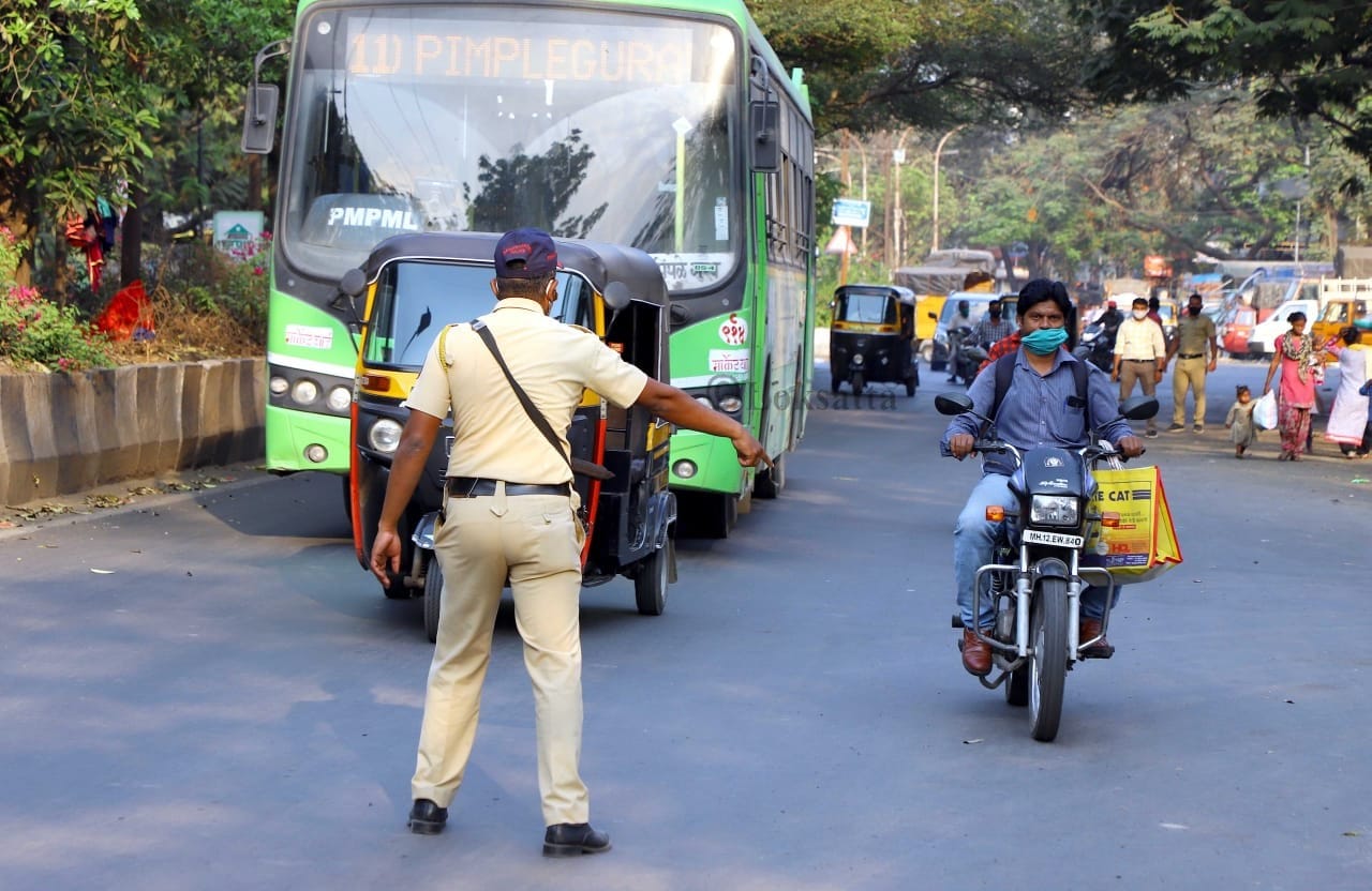 पुण्यामधील वाढत्या करोना परिस्थितीचा आढावा काल पालकमंत्री अजित पवार यांनी घेतला. त्यानंतर शहरामध्ये अनेक ठिकाणी पोलिसांनी मास्क न घालणाऱ्यांविरोधात कारवाई केली.