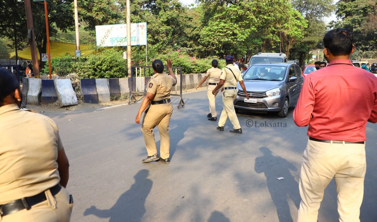 अनेक ठिकाणी चारचाकी वाहनांमधील व्यक्तींनाही मास्क घातले आहे की नाही हे सुद्धा तपासून पाहिले जात होते.