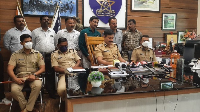गाडी चालवणाऱ्याबरोबरच गाडीवर मागे बसलेल्या व्यक्तीने मास्क घालता नसेल तरी पोलीस कारवाई करत होते. पालक मंत्री अजित पवार यांनी घेतलेल्या करोना आढावा बैठकीमध्ये मास्क न घालणाऱ्या दुचाकीस्वारांविरोधात कारवाई करण्यास मंजुरी देण्यात आल्यानंतर शहरात कारवाईला सुरुवात झाली.