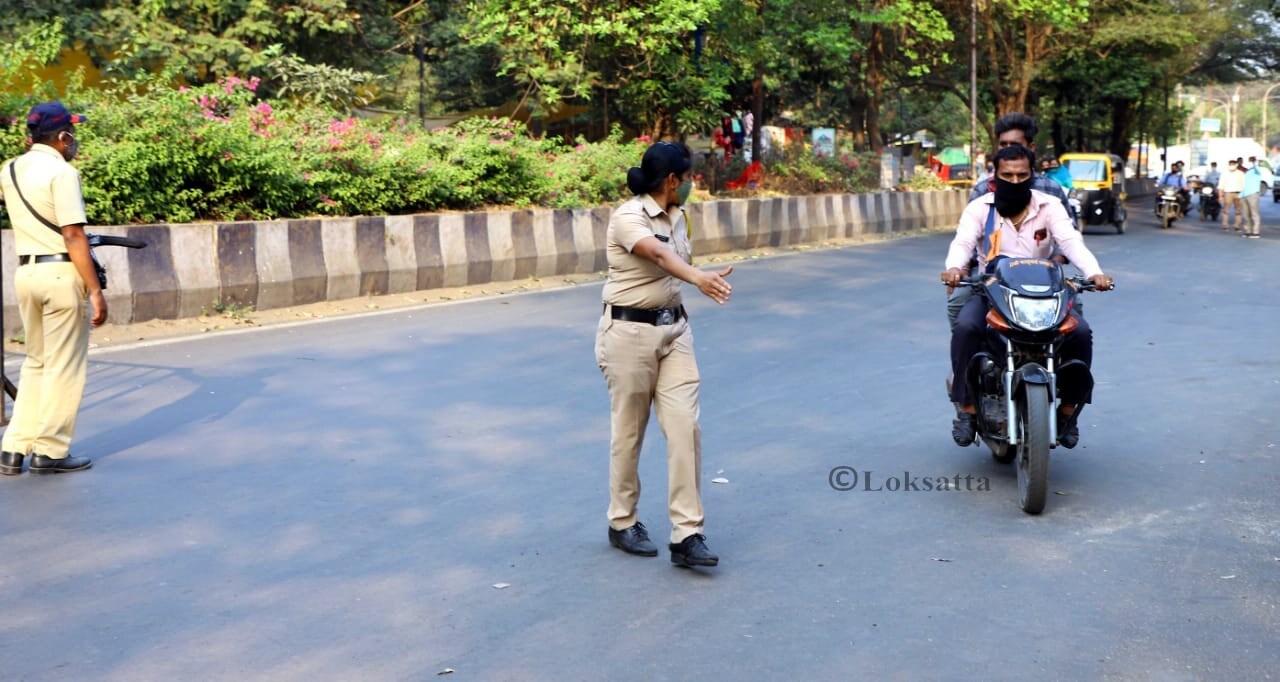 अनेकांनी करोनाचा वाढता प्रादुर्भाव लक्षात घेता पोलिसांना सहकार्य करण्याची भूमिका घेतली.
