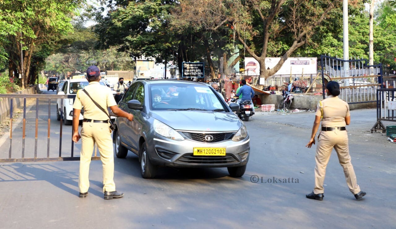 चार चाकी वाहनांमध्येही एकाच कुटुंबातील लोकं प्रवास करत नसतील तर मास्क घालणे बंधनाकारक आहे.