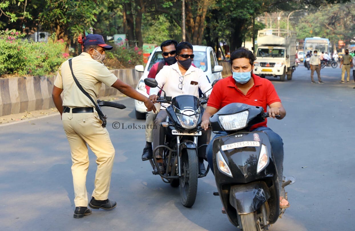 पोलिसांनी मास्क न घालेल्यांना आडवण्यासाठी अशाप्रकारे थेट रस्त्याच्या मधोमध उभं राहून गाड्या थांबवल्या.