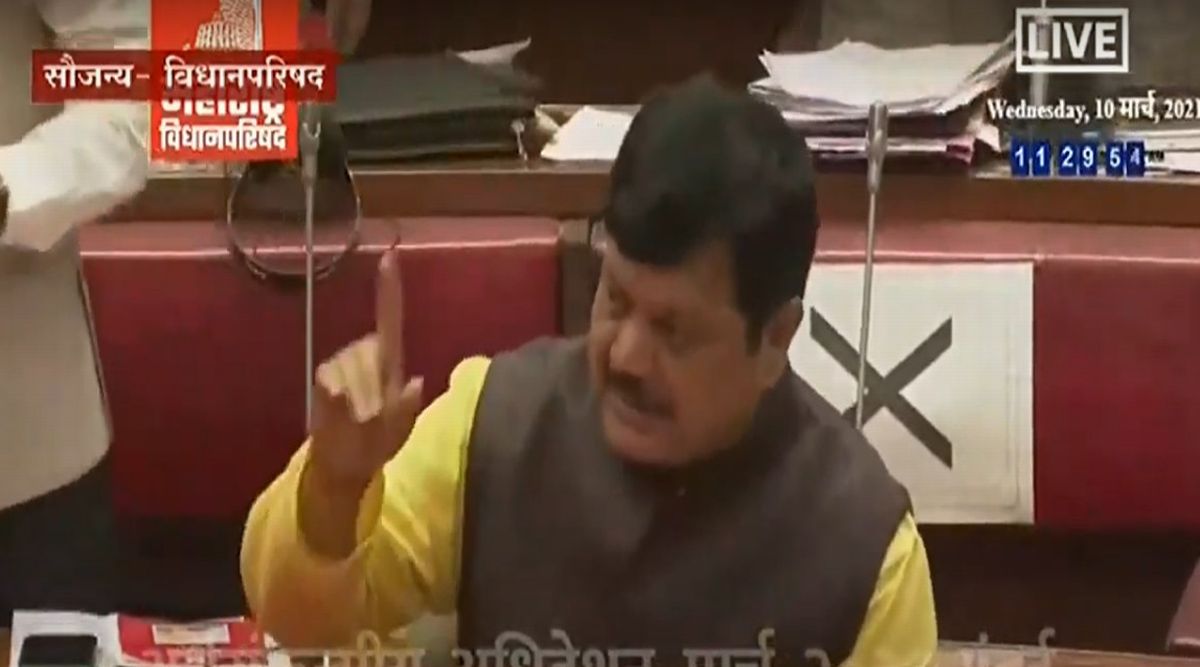 "सचिन वाझे प्रकरणावरुन वातावरण अत्यंत संतप्त आहे. मनसुख हिरेन यांच्या पत्नीने सचिन वाझेंनी पतीचा खून केल्याचा संशय व्यक्त केल आहे. प्रथमदर्शनी अनेक पुरावे समोर येत आहेत. विधानसभेत देवेंद्र फडणवीस यांनी पत्नीचा जबाब सांगितला तरी सरकार सचिन वाझेंना पाठिशी घालण्याचा प्रयत्न करत आहे," असा आरोप प्रवीण दरेकर यांनी केला.