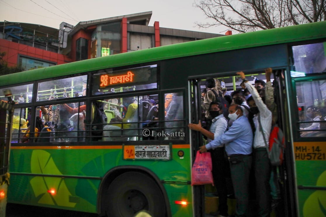 जंगली महाराज मार्गावरील हा फोटो पुण्यामध्ये सोशल डिस्टन्सींग किती गांभीर्याने घेतलं जात आहे हेच दाखवतोय. पीएमपीएमएलच्या बसमध्ये अनेक प्रवासी अगदी एकमेकांना चिटकून दाटीवाटीने उभं राहून प्रवास करत आहेत. अनेक बस तर अगदी प्रवाशांना दारात उभं राहण्याची वेळ येईपर्यंत भरल्या जात आहेत. (फोटो : आशिष काळे, इंडियन एक्सप्रेस)
