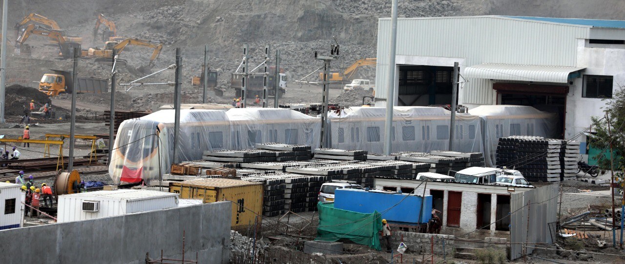 मेट्रोच्या या गाड्यांचा पुढील भाग हा पांढऱ्या रंगाचा असून मेट्रोचे डब्बे करड्या (ग्रे) रंगाचे आहेत. 