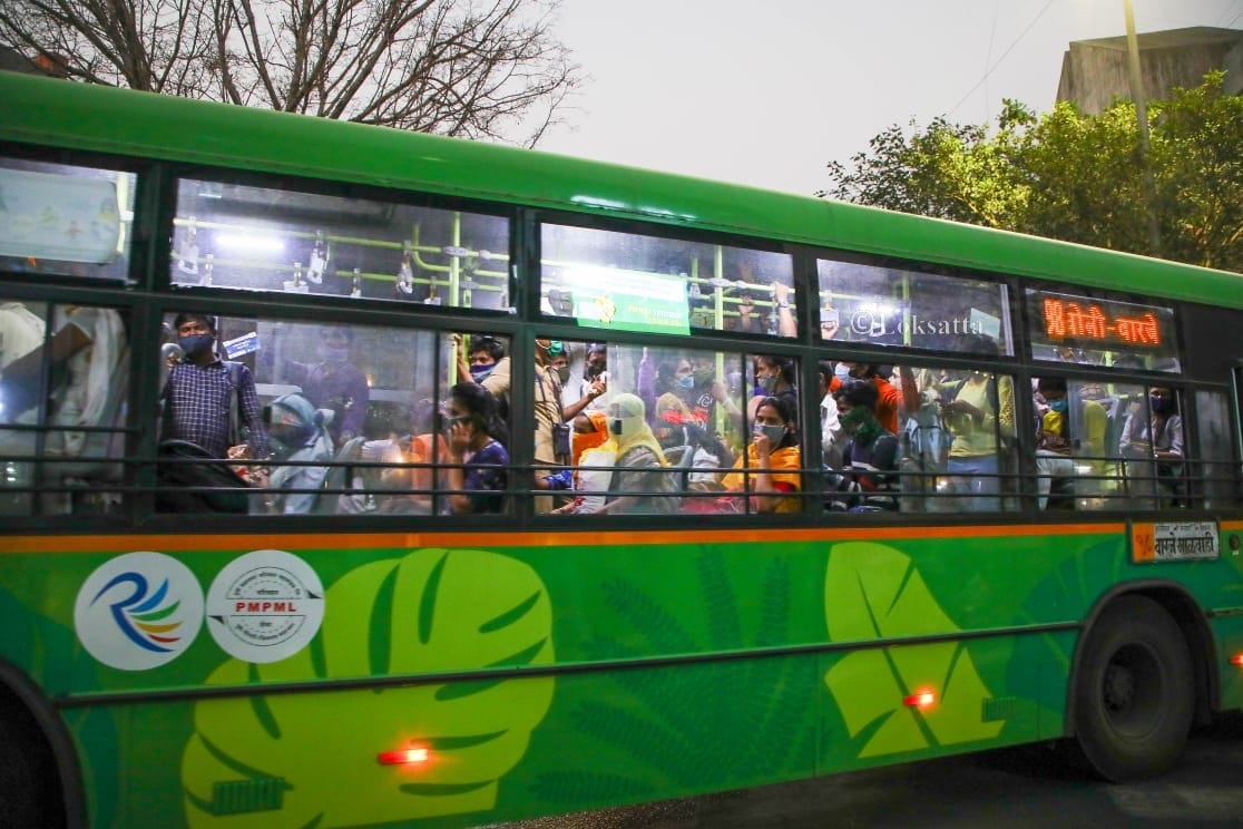 मात्र असं असतानाही मागील काही दिवसांपासून करोना रुग्णांची संख्या मोठ्या प्रमाणात वाढलेल्या पुण्यात अनेक ठिकाणी सोशल डिस्टन्सिंगचा फज्जा उडाल्याचे चित्र दिसत आहे. खास करुन सार्वजनिक वाहतूक व्यवस्थेमधून प्रवास करताना सोशल डिस्टन्सिंग पाळलं जात नाहीय. पीएमपीएमएलच्या बसेसमधून पुणेकर अगदी दाटीवाटीने प्रवास करतानाचे चित्र दिसत आहे. (फोटो : आशिष काळे, इंडियन एक्सप्रेस)