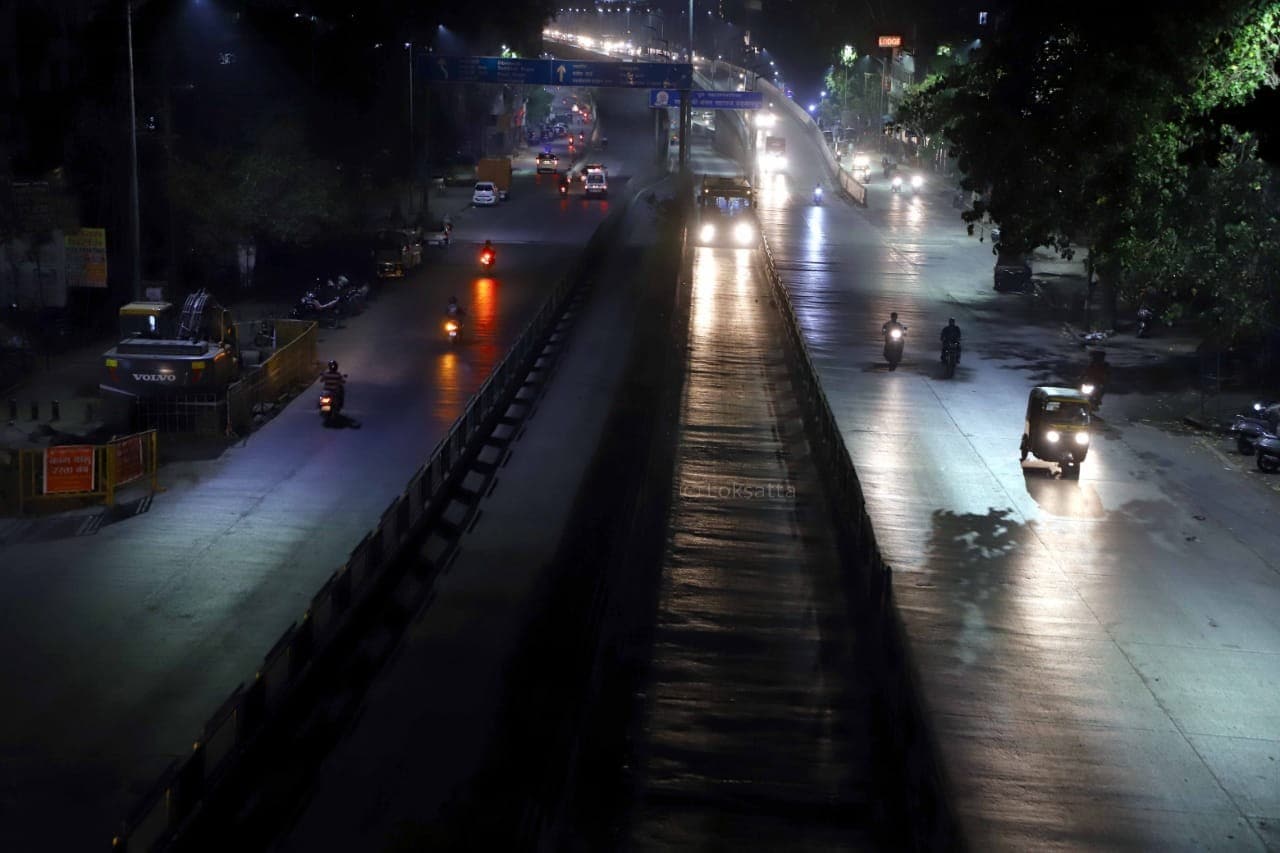 करोनाचे रुग्ण वाढल्याने राज्यात रविवारी (२८ मार्च २०२१ ) मध्यरात्रीपासून १५ एप्रिलपर्यंत सर्वत्र रात्रीची जमावबंदी लागू करण्यात आली आहे. या जमावबंदीचा प्रभाव पहिल्याच दिवशी पुण्यामध्ये दिसून आला. (सर्व फोटो : पवन खेंगरे)