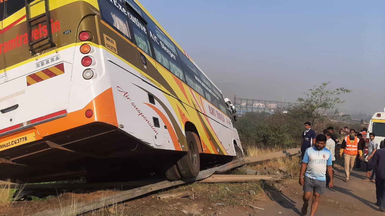 सोमवारी सकाळी खासगी आराम बस पुण्याहून मुंबईच्या दिशेने येत होती. बोरघाटात एका ढेकू गावाजवळ एका तीव्र वळणावर चालकाचा गाडीवरील ताबा सुटला. त्यामुळे बस कठडे तोडून दरीच्या दिशेने सरकली.
