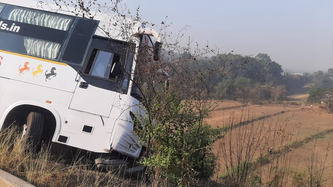 घटनेची माहिती मिळताच बोरघाट टॅपचे पोलीस निरीक्षक परदेशी, उपनिरीक्षक महेश चव्हाण वाहतुक पोलीसांसह घटनास्थळी दाखल झाले. स्थानिक बचाव पथकांच्या मदतीने बस मधील प्रवाशांना सुखरूप बाहेर काढण्यात आले.