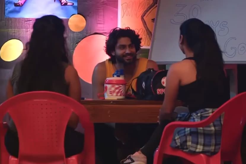 या वेबसिरीजमध्ये ऋषी सक्सेना, खुशबू तावडे, विनय येडेकर, रीना अगरवाल, दुष्यंत वाघ, योगेश सोहोनी, अभ्यंग कुवळेकर आदींच्या प्रमुख भूमिका आहेत.