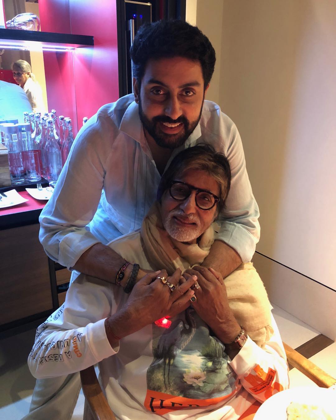 अभिषेक बच्चन - बॉलिवूडचे दिग्गज कलाकार अभिनेता अमिताभ बच्चन यांचा मुलगा अभिषेक बच्चन याला त्यांच्या एवढी लोकप्रियता मिळाली नव्हती. त्याचा पहिला हिट चित्रपट हा 'धूम' होता, त्याआधी अभिषेकचे सलग १५ पेक्षा जास्त चित्रपट फ्लॉप झाले होते. अभिषेक कितीही चांगला अभिनय करत असला तरी त्याला प्रेक्षकांकडून एवढं प्रेम मिळालं नाही. तो प्रेक्षकांच्या पसंतीस उतरला नाही. (Photo credit : abhishek bachchan instagram)