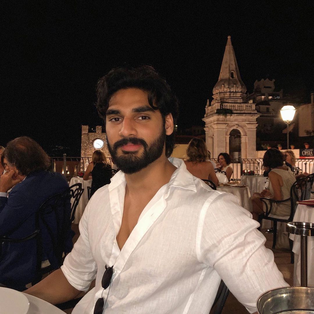 अहान शेट्टी - अहान शेट्टी हा सुनील शेट्टी यांचा मुलगा आहे. अहानने त्याचे अभिनयाचे धडे आणि चित्रपट निर्मितीचे शिक्षण अमेरिकेतील एका विद्यापीटातून पूर्ण केले. अहान लवकरच अभिनेत्री तारा सुतारीया सोबत 'तडप' या चित्रपटात दिसणार आहे. (Photo credit - ahan shetty instagram)
