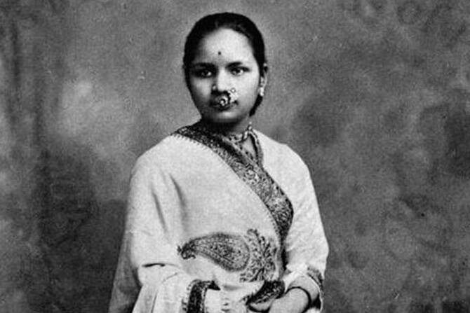 आनंदीबाई गोपाळ जोशी : भारतातील पहिल्या महिला डॉक्टर. अत्यंत प्रतिकूल परिस्थितीवर मात करून वेळप्रसंगी समाजाचा रोष पत्करून आनंदीबाई शिकल्या, भारतातील पहिल्या महिला डॉक्टर होण्याचा मान त्यांनी मिळवला.
