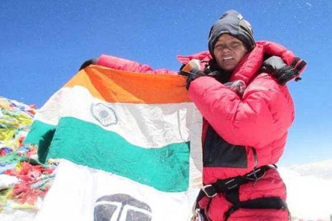 बचेंद्री पाल : या एव्हरेस्ट सर करणाऱ्या पहिल्या भारतीय महिला ठरल्या. १९९४ साली त्यांनी जगातील सर्वात उंच शिखर सर केले. भारत सरकारने २०१९ साली त्यांना पद्मभूषण पुरस्कार देऊन त्यांचा सन्मान केला.