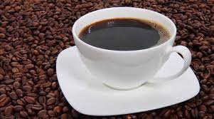 ब्लॅक कॉफी नेहमीच्या दूधाच्या कॉफीपेक्षा चांगली आहे. कारण यात साखर आणि मलई नाही. ग्रीन टी प्रमाणेच कॉफीमध्येही कॅफिन असते ज्यामुळे मधुमेहाचा धोका कमी होतो. ब्लॅक कॉफीमुळे अन्नपचन होण्यास मदत होते. सोबतच ब्लॅक कॉफीमुळे लवकर भूक लागत नाही