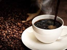 ब्लॅक कॉफी पिण्याचे फायदे केवळ इतकेच मर्यादित नाहीत. ब्लॅक कॉफी देखील कित्येक अँटीऑक्सिडेंट्स आणि व्हिटॅमिन बी 2, बी 3, बी 5, मॅंगनीज, पोटॅशियम आणि मॅग्नेशियम सारख्या पोषक द्रवाने भरलेली आहे. त्याचं नियमित सेवन केल्याने स्मरणशक्ती आणि कार्यक्षमता वाढू शकते.