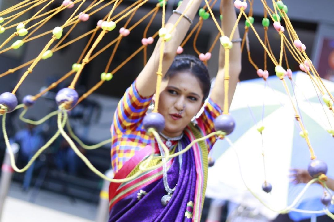 नुकताच गौतमीने तिच्या इन्स्टाग्राम अकाऊंटवर काही फोटो शेअर केले आहेत. या फोटोमध्ये गौतमीचा नऊवारी साडीतील लूक नेटकऱ्यांचं लक्ष वेधून घेतोय.