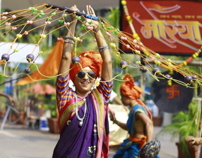 'झी मराठी अवॉर्ड' या सोहळ्यासाठी गौतमीने खास लूक केला होता. नऊवारी साडी, त्यावर पारंपरिक दागिने, नथ, आणि फेटा असा गौतमीचा मराठमोळा साज प्रेमात पाडणारा आहे.
