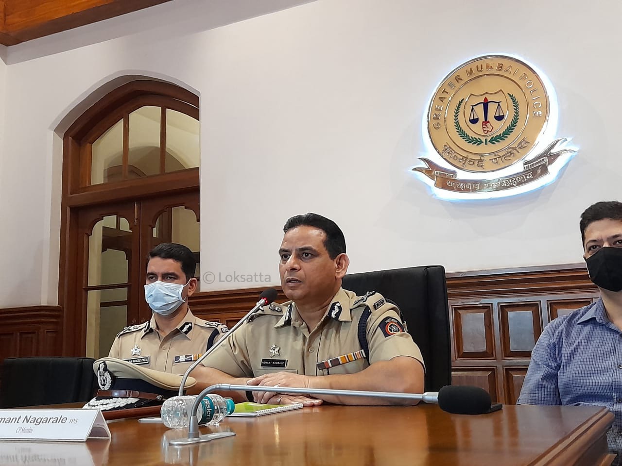 पोलीस महासंचालक ते मुंबई पोलीस आयुक्त असा नगराळे यांचा उलटा प्रवास झाला आहे. अर्थात मुंबईचे आयुक्तपद हे महासंचालक दर्जाचे असले तरी पोलीस महासंचालक हा राज्य पोलीस दलाचा प्रमुख असतो.