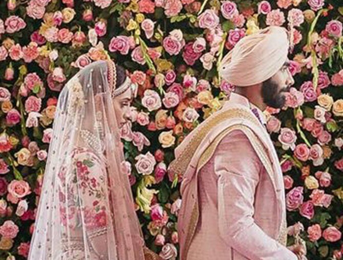 आज १५ मार्च रोजी जसप्रीतने स्टार अॅंकर आणि मॉडेल संजना गणेशनशी लग्न केले आहे.