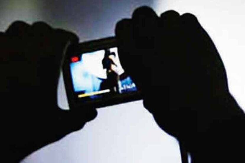 अभिनय क्षेत्रात करिअर करण्यासाठी येणाऱ्या नवख्या तरुणाींना जाळ्यात ओढून त्यांना पॉर्न व्हिडीओत काम करायला लावणाऱ्या एका रॅकेटचा अलिकडेच मुंबई पोलिसांनी पर्दाफाश केला. या प्रकरणात एका अभिनेत्रीलाही पोलिसांनी अटक केलेलं आहे. या घटनेची चर्चा सुरू असताना मुंबईत अशीच एक धक्कादायक आणि जागं करणारी घटना समोर आली आहे. (सर्व छायाचित्रं संग्रहित असून, प्रातिनिधीक स्वरूपात घेण्यात आलेली आहेत/लोकसत्ता/इंडियन एक्स्प्रेस)