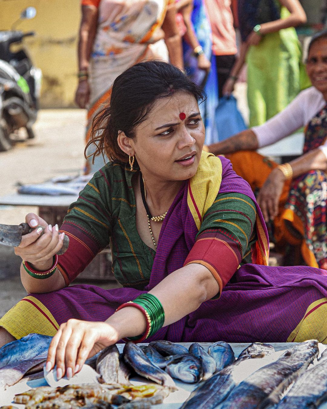 "सौ. सुषमा माळी, जसं लग्न झालं, तसं ती नवऱ्यासोबत मासेविक्री करते. संसार उभा करत देशाच्या अर्थव्यस्थेला उभी करणारी नारी."