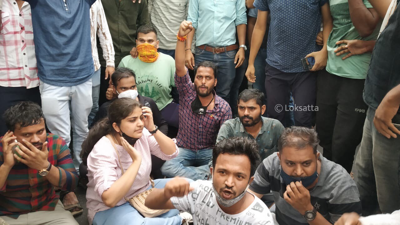 “इतर सर्व परीक्षा होत असताना फक्त एमपीएससीच्या परीक्षा पुढे ढकलणं चूक आहे. सरकारने तातडीने हा निर्णय बदलायला हवा. परीक्षेच्या तीन दिवस आधी त्या पुढे ढकलल्या जाऊ शकत नाहीत”, अशी प्रतिक्रिया महाराष्ट्र राज्य युवक काँग्रेसचे अध्यक्ष सत्यजीत तांबे यांनी दिली आहे.