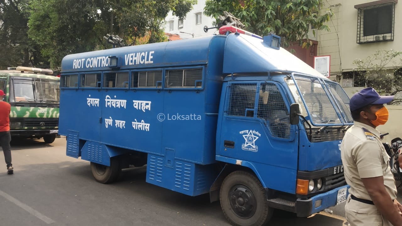 आंदोलक विद्यार्थ्यांची संख्या पाहता अतिरिक्त पोलीस दल तैनात करण्यात आलं आहे.