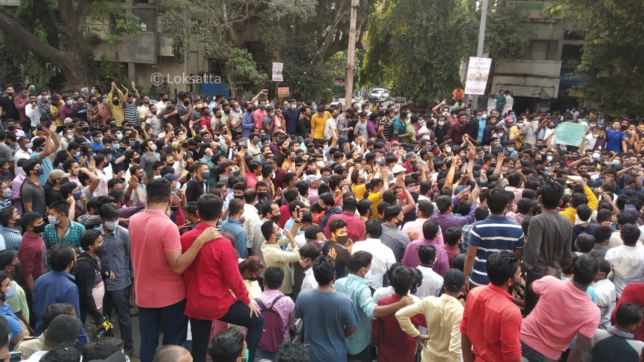मात्र, आता ऐन वेळी परीक्षा रद्द केल्यामुळे विद्यार्थ्यांमध्ये प्रचंड नाराजी आहे. अनेक विद्यार्थ्यांना आता परीक्षा झाल्या नाही तर पुन्हा पुण्यात येण्या जाण्याच्या खर्च करावा लागणार आहे.