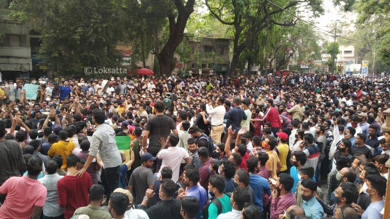 राज्यातील करोनाचा वाढता प्रादुर्भाव लक्षात घेता १४ मार्च रोजी होणारी महाराष्ट्र लोकसेवा आयोगाची पूर्व परीक्षा अवघ्या तीन दिवस आधी पुढे ढकलण्यात आल्याने परीक्षार्थी उमेदवारांकडून संताप व्यक्त केला जातोय. (सर्व फोटो : सागर कासार, लोकसत्ता डॉट कॉम प्रतिनिधी)