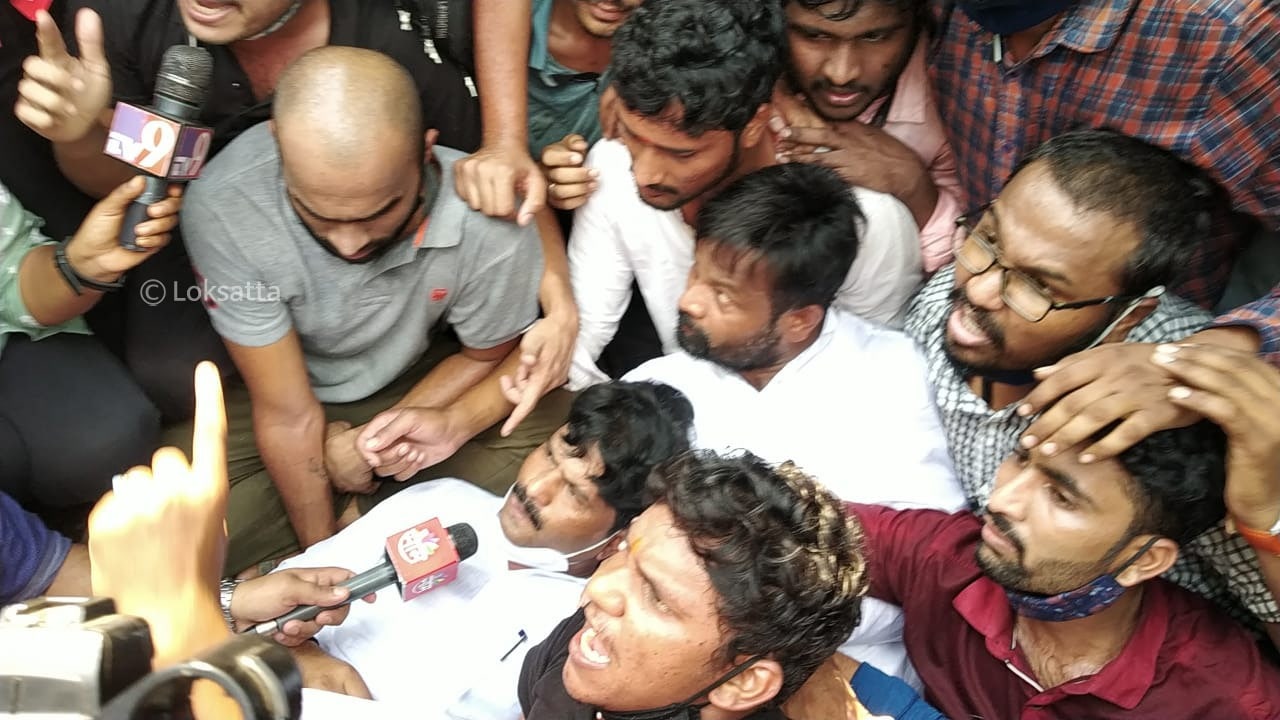 Photos: तुमच्या पोराबाळांची लग्न, निवडणुका, प्रचार करोनात चालला मग परीक्षा का नकोत?; MPSC चे शेकडो विद्यार्थी रस्त्यावर