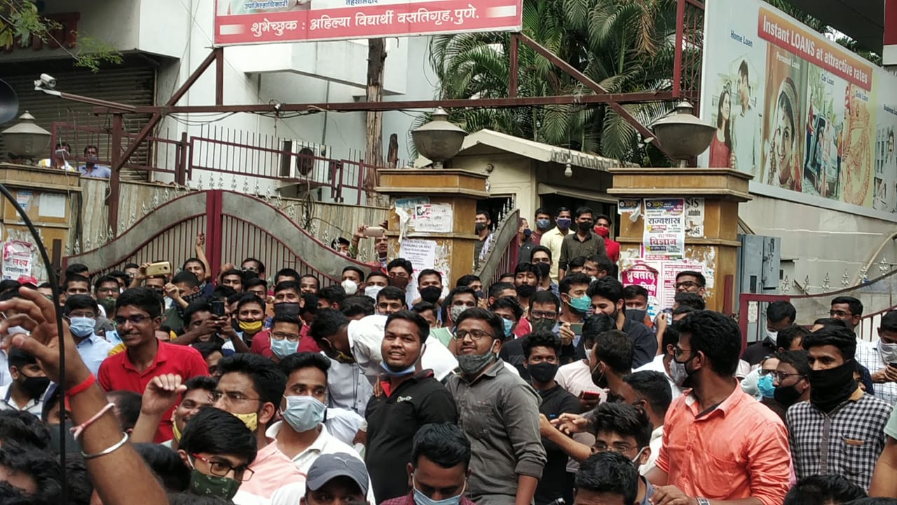 अचानक करोनाचे कारण देत एमपीएससीची परीक्षाच पुढे ढकलण्याच्या या निर्णयाचा निषेध करण्यासाठी पुण्यामध्ये मोठ्या संख्येने विद्यार्थी आता रस्त्यावर उतरले आहेत.